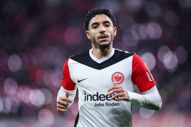 Frankfurts ägyptischer Stürmer (Nr. 07) Omar Marmoush während des Bundesligaspiels zwischen RB Leipzig und Eintracht Frankfurt am 15. Dezember 2024 in Leipzig. (Foto: Ronny Hartmann / AFP) / Die DFL-Bestimmungen verbieten jegliche Verwendung von Fotos als Bildsequenzen und/oder Quasi-Videos