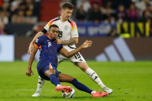 Der niederländische Mittelfeldspieler (Nr. 08) Ryan Gravenberch und der deutsche Mittelfeldspieler (Nr. 19) Angelo Stiller kämpfen um den Ball während des Fußballspiels der UEFA Nations League, Liga A Gruppe A3 zwischen Deutschland und den Niederlanden am 14. Oktober 2024 in München, Süddeutschland. (Foto: Odd ANDERSEN / AFP)