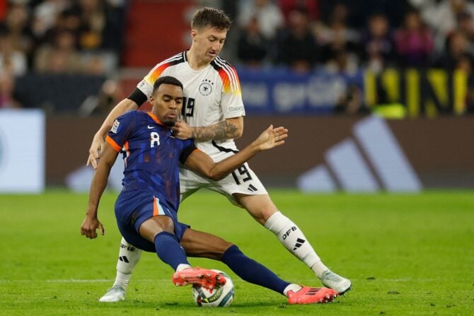 Der niederländische Mittelfeldspieler (Nr. 08) Ryan Gravenberch und der deutsche Mittelfeldspieler (Nr. 19) Angelo Stiller kämpfen um den Ball während des Fußballspiels der UEFA Nations League, Liga A Gruppe A3 zwischen Deutschland und den Niederlanden am 14. Oktober 2024 in München, Süddeutschland. (Foto: Odd ANDERSEN / AFP)
