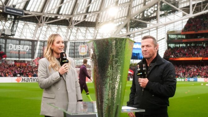 Moderatorin Laura Papendick mit RTL-Fußball-Experte Lothar Matthäus. Foto: RTL / Simon Stöckl