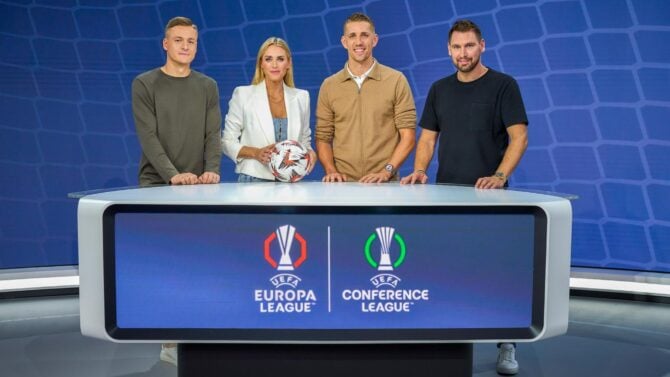 Die Experten Felix Kroos, Nils Petersen, Patrick Helmes und die Moderatorin Anna Kraft.(Foto: RTL / Frank Dicks)