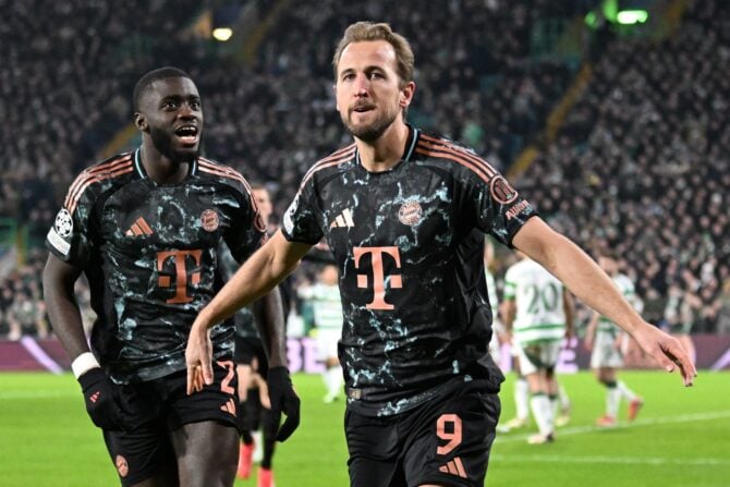 Bayern Münchens englischer Stürmer Harry Kane (Nr. 09) feiert am 12. Februar 2025 während des UEFA Champions League-Playoff-Hinspiels zwischen Celtic Glasgow und Bayern München im Celtic Park Stadion in Glasgow (Schottland) das zweite Tor seiner Mannschaft (Foto: ANDY BUCHANAN / AFP).