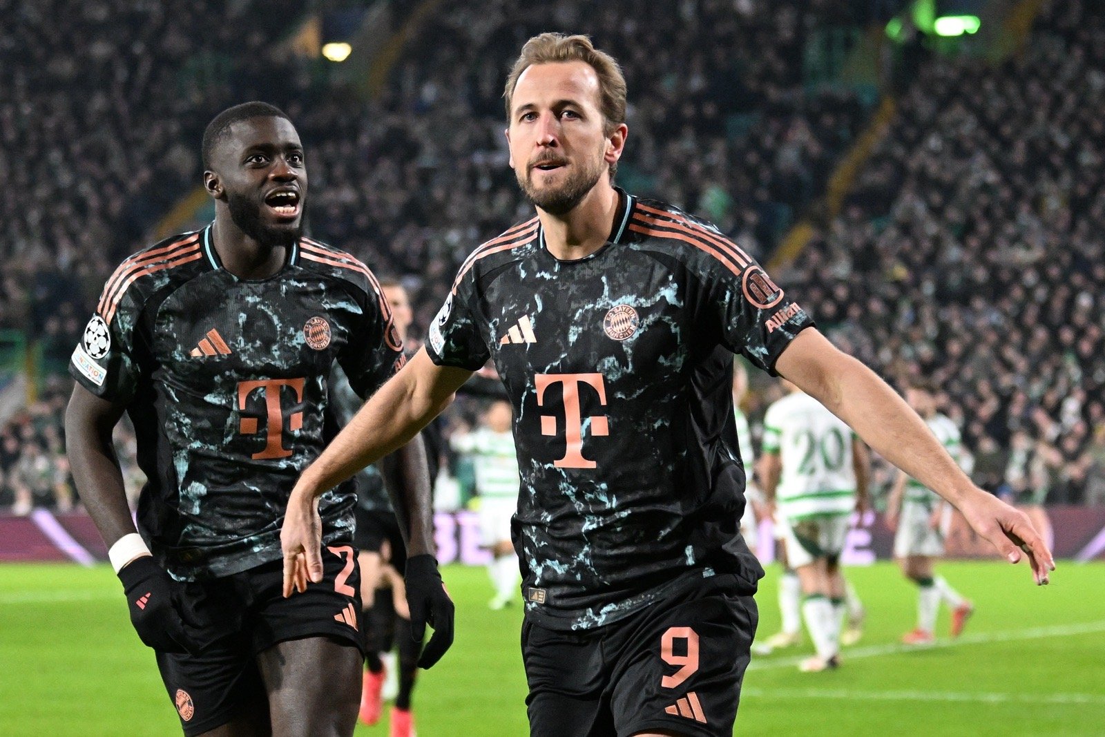 Bayern Münchens englischer Stürmer Harry Kane (Nr. 09) feiert am 12. Februar 2025 während des UEFA Champions League-Playoff-Hinspiels zwischen Celtic Glasgow und Bayern München im Celtic Park Stadion in Glasgow (Schottland) das zweite Tor seiner Mannschaft (Foto: ANDY BUCHANAN / AFP).