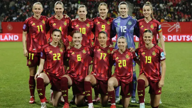 Die deutsche DFB Aufstellung der Frauen im neuen DFB Trikot 2025 (Foto AFP)