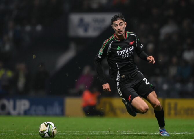 Kai Havertz vom FC Arsenal läuft während des Carabao Cup-Achtelfinalspiels Preston North End - FC Arsenal am 30. Oktober 2024 in Deepdale, Preston, Vereinigtes Königreich, dem Ball hinterher. (Foto: Cody Froggatt/News Images)