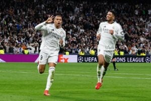 Real Madrids französischer Stürmer #09 Kylian Mbappe (C) feiert seinen dritten Treffer für einen Hattrick während des UEFA-Champions-League-Achtelfinalspiels zwischen Real Madrid CF und Manchester City im Santiago Bernabeu Stadion in Madrid am 19. Februar 2025. (Foto: OSCAR DEL POZO / AFP)