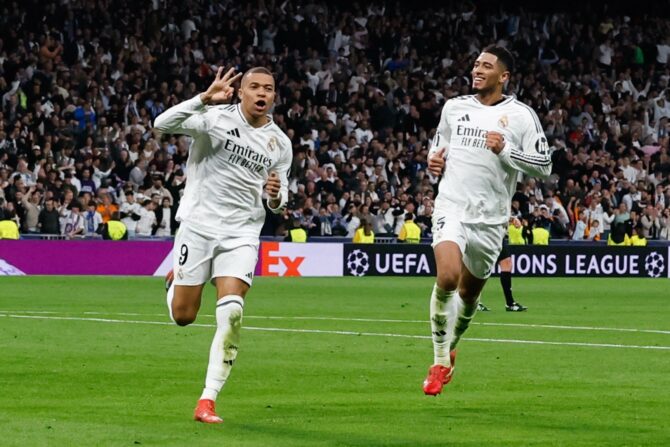 Real Madrids französischer Stürmer #09 Kylian Mbappe (C) feiert seinen dritten Treffer für einen Hattrick während des UEFA-Champions-League-Achtelfinalspiels zwischen Real Madrid CF und Manchester City im Santiago Bernabeu Stadion in Madrid am 19. Februar 2025. (Foto: OSCAR DEL POZO / AFP)