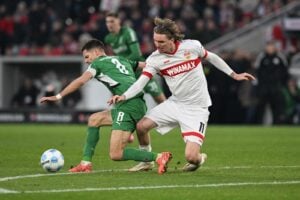 Mönchengladbachs Mittelfeldspieler (Nr. 08) Julian Weigl (L) und Stuttgarts Stürmer (Nr. 11) Nick Woltemade kämpfen um den Ball während des Bundesligaspiels zwischen dem VfB Stuttgart und Borussia Mönchengladbach in Stuttgart, Südwestdeutschland, am 1. Februar 2025. (Foto: THOMAS KIENZLE / AFP)