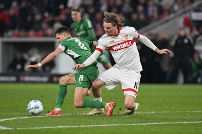 Mönchengladbachs Mittelfeldspieler (Nr. 08) Julian Weigl (L) und Stuttgarts Stürmer (Nr. 11) Nick Woltemade kämpfen um den Ball während des Bundesligaspiels zwischen dem VfB Stuttgart und Borussia Mönchengladbach in Stuttgart, Südwestdeutschland, am 1. Februar 2025. (Foto: THOMAS KIENZLE / AFP)