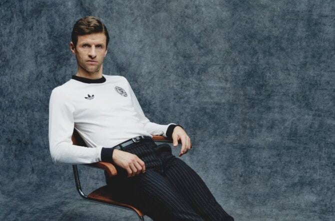 Thomas Müller präsentiert das neue DFB 125 Jahre Sondertrikot (Foto Adidas)