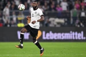 Der deutsche Verteidiger Antonio Rüdiger (Nr. 02) kontrolliert den Ball während des Viertelfinal-Rückspiels der UEFA Nations League zwischen Deutschland und Italien im Signal-Iduna-Park-Stadion in Dortmund, Westdeutschland, am 23. März 2025. (Foto von Kirill KUDRYAVTSEV / AFP)