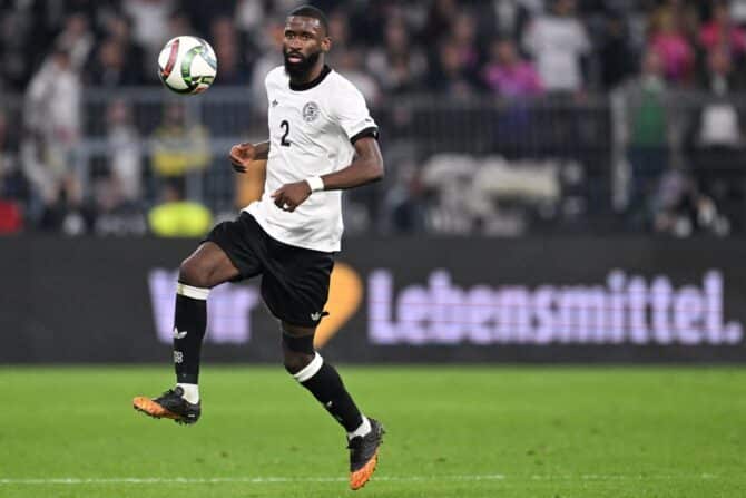 Der deutsche Verteidiger Antonio Rüdiger (Nr. 02) kontrolliert den Ball während des Viertelfinal-Rückspiels der UEFA Nations League zwischen Deutschland und Italien im Signal-Iduna-Park-Stadion in Dortmund, Westdeutschland, am 23. März 2025. (Foto von Kirill KUDRYAVTSEV / AFP)