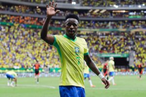 Der brasilianische Stürmer Vinicius Jr. (Nr. 07) winkt den Fans während des Qualifikationsspiels für die FIFA Fussball-Weltmeisterschaft 2026 in Südamerika zwischen Brasilien und Kolumbien im Stadion Mane Garrincha in Brasilia am 20. März 2025 zu. (Foto: Sergio Lima / AFP)