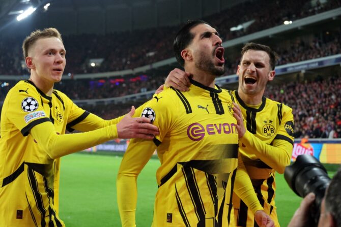Borussia Dortmunds deutscher Mittelfeldspieler Emre Can (Nr. 23) feiert mit seinen Mannschaftskameraden nach dem ersten Tor seiner Mannschaft während des UEFA-Champions-League-Achtelfinal-Rückspiels zwischen OSC Lille und Borussia Dortmund im Pierre-Mauroy-Stadion in Lille, Nordfrankreich, am 12. März 2025. (Foto: FRANCOIS LO PRESTI / AFP)