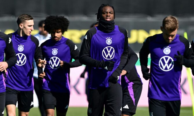 Deutschlands Yann-Aurel Bisseck (2R) und seine Mannschaftskameraden wärmen sich während einer Trainingseinheit der deutschen Fußballnationalmannschaft auf dem Trainingsgelände von Borussia Dortmund in Dortmund, Westdeutschland, am 18. März 2025 vor dem Viertelfinalspiel der UEFA Nations League gegen Italien am 20. März in Mailand auf. (Foto von Ina FASSBENDER / AFP)