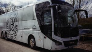DFB Mannschaftsbus im Zeichen des 125 Jahre DFB-Jubiläums (Foto Copyright DFB)