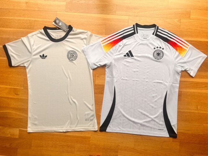 Neues Deutschland Trikot 2025 (unten) in creme weiß, oben das aktuelle DFB Trikot 2024/2025 in weiß