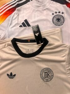Neues Deutschland Trikot 2025 (unten) in creme weiß, oben das aktuelle DFB Trikot 2024/2025 in weiß