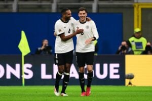 Deutschlands Mittelfeldspieler Leon Goretzka (Nr. 08) feiert mit Deutschlands Verteidiger Jonathan Tah (Nr. 04) nach dem zweiten Tor seiner Mannschaft während des Viertelfinal-Hinspiels der Nations League zwischen Italien und Deutschland im San-Siro-Stadion in Mailand am 20. März 2025. (Foto: Marco BERTORELLO / AFP)