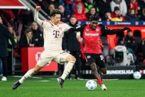 Bayernspieler Hiroki Ito und Jeremie Frimpong, von FC Bayer 04 Leverkusen (Foto Depositphotos.com)