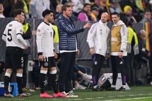 Deutschlands Cheftrainer Julian Nagelsmann (C) bereitet sich darauf vor, den deutschen Mittelfeldspieler (Nr. 11) Nadiem Amiri und den deutschen Mittelfeldspieler (Nr. 05) Pascal Gross während des Viertelfinal-Rückspiels der UEFA Nations League zwischen Deutschland und Italien am 23. März 2025 im Signal Iduna Park in Dortmund, Westdeutschland, ins Spiel zu bringen. (Foto von Kirill KUDRYAVTSEV / AFP)