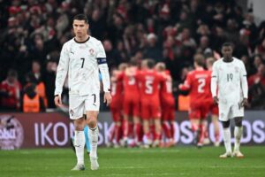 Portugals Stürmer Nr. 07, Cristiano Ronaldo (vorne links), und Portugals Verteidiger Nr. 19, Nuno Mendes, reagieren auf den Jubel der dänischen Spieler, nachdem Dänemarks Stürmer Nr. 09, Rasmus Hoejlund, im Viertelfinale der UEFA Nations League im Hinspiel zwischen Dänemark und Portugal im Parken-Stadion in Kopenhagen am 20. März 2025 das erste Tor für sein Team erzielt hat. (Foto: Jonathan NACKSTRAND / AFP)