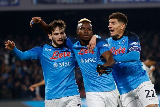 Victor Osimhen von Napoli feiert nach seinem Treffer mit Khvicha Kvaratskhelia von Napoli und Giovanni Di Lorenzo von Napoli (Nummer 22) während des italienischen Fußballspiels der Serie A SSC Napoli gegen Juventus FC im Diego Armando Maradona Stadion in Neapel, Italien, 13. Januar 2023 - Credit: AGN Foto