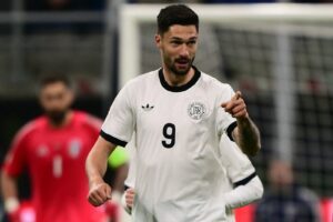 Der deutsche Stürmer Tim Kleindienst (Nr. 09) jubelt nach dem ersten Tor seiner Mannschaft während des Viertelfinal-Hinspiels der Nations League zwischen Italien und Deutschland im San-Siro-Stadion in Mailand am 20. März 2025. (Foto: Marco BERTORELLO / AFP)