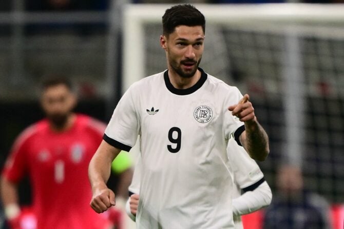 Der deutsche Stürmer Tim Kleindienst (Nr. 09) jubelt nach dem ersten Tor seiner Mannschaft während des Viertelfinal-Hinspiels der Nations League zwischen Italien und Deutschland im San-Siro-Stadion in Mailand am 20. März 2025. (Foto: Marco BERTORELLO / AFP)