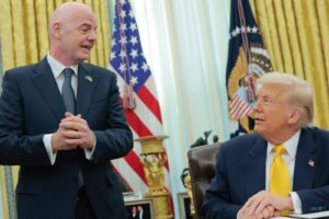 WASHINGTON, DC - 07. MÄRZ: Gianni Infantino, Präsident der Fédération Internationale de Football Association (FIFA), spricht neben US-Präsident Donald Trump bei der Unterzeichnung einer Durchführungsverordnung im Oval Office des Weißen Hauses am 07. März 2025 in Washington, DC. Präsident Trump unterzeichnete eine Durchführungsverordnung zur Einrichtung einer Task Force des Weißen Hauses für die Fußballweltmeisterschaft 2026. Anna Moneymaker/Getty Images/AFP (Foto von Anna Moneymaker / GETTY IMAGES NORTH AMERICA / Getty Images via AFP)