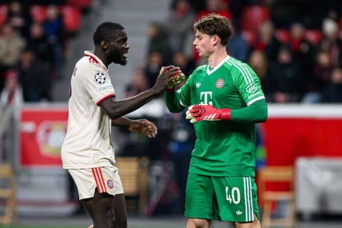 Dayot Upamecano und Jonas Urbig vom FC Bayern München (Foto Depositphotos.com)