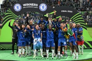 Chelseas Spieler feiern mit dem Pokal nach dem UEFA Conference League-Finale zwischen Real Betis und Chelsea FC in Breslau am 28. Mai 2025. (Foto: Sergei GAPON / AFP)
