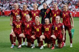 Die deutschen Spielerinnen, (vordere Reihe, v.l.n.r.) Deutschlands Mittelfeldspielerin #22 Jule Brand, Deutschlands Verteidigerin #02 Sarai Linder, Deutschlands Mittelfeldspielerin #16 Linda Dallmann, Deutschlands Mittelfeldspielerin #20 Elisa Senss und Deutschlands Mittelfeldspielerin #06 Janina Minge, und (hintere Reihe, v.l.n.r.) Deutschlands Stürmerin #11 Lea Schueller, Deutschlands Mittelfeldspielerin #19 Klara Buehl, Deutschlands Verteidigerin #09 Sjoeke Nusken, Deutschlands Torhüterin #01 Ann-Katrin Berger, Deutschlands Verteidigerin #04 Rebecca Knaak und Deutschlands Verteidigerin #07 Giulia Gwinn posieren für ein Mannschaftsfoto vor dem UEFA Women's Nations League - Liga A, Gruppe A1 - Fußballspiel zwischen Deutschland und den Niederlanden in Bremen, Norddeutschland, am 30. Mai 2025. (Foto: Focke Strangmann / AFP)