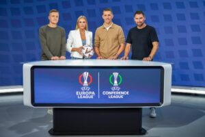 Die Experten Felix Kroos, Nils Petersen, Patrick Helmes und die Moderatorin Anna Kraft. (Foto RTL)