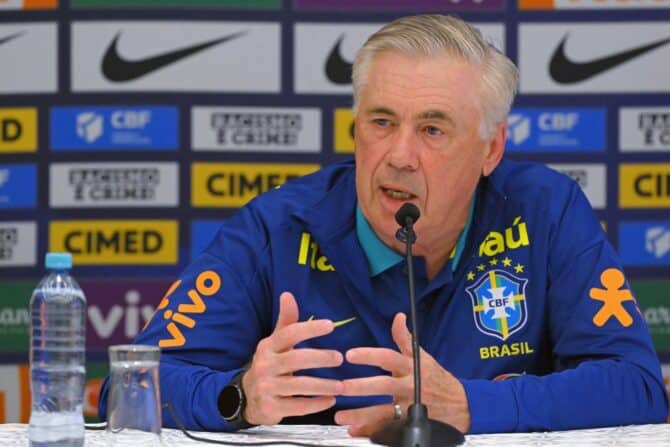 Der Trainer der brasilianischen Fußballnationalmannschaft, der Italiener Carlo Ancelotti, spricht während einer Pressekonferenz in Guayaquil, Ecuador, am 4. Juni 2025, am Vorabend des Qualifikationsspiels zur FIFA Fußball-Weltmeisterschaft 2026 in Südamerika gegen Ecuador. (Foto: Rodrigo BUENDIA / AFP)