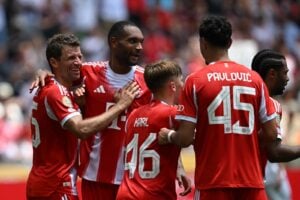 Bayern Münchens deutscher Stürmer (Nr. 25) Thomas Müller (L) feiert mit seinen Teamkollegen nach einem Tor während des Fußballspiels der Gruppe C der Klub-WM 2025 zwischen Bayern München und Auckland City aus Neuseeland im TQL-Stadion in Cincinnati am 15. Juni 2025. (Foto: Federico PARRA / AFP)