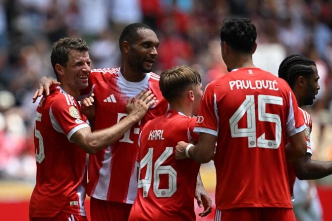 Bayern Münchens deutscher Stürmer (Nr. 25) Thomas Müller (L) feiert mit seinen Teamkollegen nach einem Tor während des Fußballspiels der Gruppe C der Klub-WM 2025 zwischen Bayern München und Auckland City aus Neuseeland im TQL-Stadion in Cincinnati am 15. Juni 2025. (Foto: Federico PARRA / AFP)