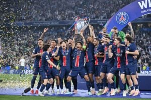 Die Spieler von Paris SG feiern mit der Trophäe nach dem Sieg im UEFA-Champions-League-Finale zwischen Paris Saint-Germain und dem FC Internazionale am 31. Mai 2025 in der Allianz Arena in München, Deutschland - Foto Roberto Ramaccia / LiveMedia / DPPI (Foto von Roberto Ramaccia / LiveMedia / DPPI via AFP)