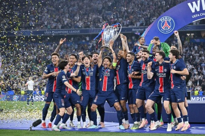 Die Spieler von Paris SG feiern mit der Trophäe nach dem Sieg im UEFA-Champions-League-Finale zwischen Paris Saint-Germain und dem FC Internazionale am 31. Mai 2025 in der Allianz Arena in München, Deutschland - Foto Roberto Ramaccia / LiveMedia / DPPI (Foto von Roberto Ramaccia / LiveMedia / DPPI via AFP)
