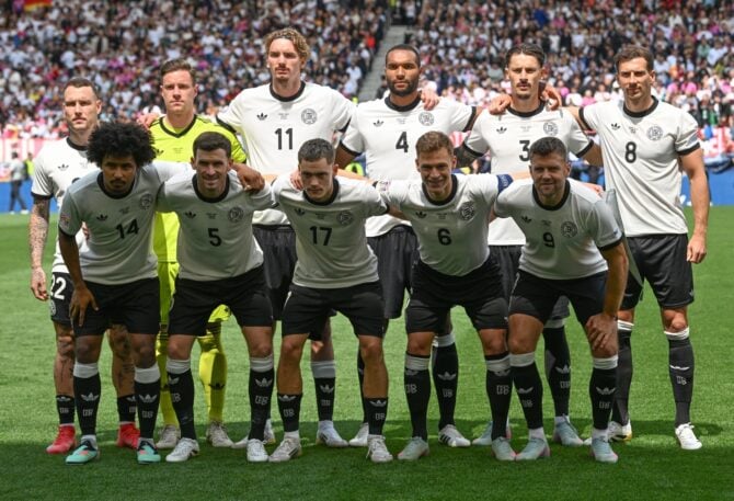 Die deutsche Mannschaft stellt sich vor dem Spiel um den dritten Platz der UEFA Nations League zwischen Deutschland und Frankreich am 8. Juni 2025 in Stuttgart für ein Mannschaftsfoto auf. (Foto: THOMAS KIENZLE / AFP)