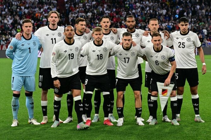 Deutsche Startaufstellung heute: Die deutschen Spieler posieren für das Mannschaftsfoto vor dem Halbfinalspiel der UEFA Nations League zwischen Deutschland und Portugal am 4. Juni 2025 in München. (Foto: Tobias SCHWARZ / AFP)