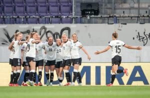 Deutschlands Spielerinnen feiern nach dem 1:0 von Deutschlands Mittelfeldspielerin Sydney Lohmann (Nr. 08) während des UEFA Women's Nations League Fußballspiels zwischen Österreich und Deutschland in Wien am 3. Juni 2025. (Foto von GEORG HOCHMUTH / APA / AFP) /