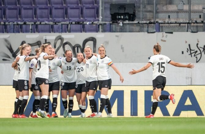 Deutschlands Spielerinnen feiern nach dem 1:0 von Deutschlands Mittelfeldspielerin Sydney Lohmann (Nr. 08) während des UEFA Women's Nations League Fußballspiels zwischen Österreich und Deutschland in Wien am 3. Juni 2025. (Foto von GEORG HOCHMUTH / APA / AFP) /