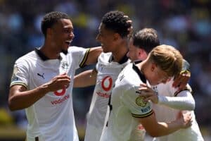 Borussia Dortmunds englischer Mittelfeldspieler (Nr. 77) Jobe Bellingham (C) wird von seinen Mannschaftskameraden beglückwünscht, nachdem er während des Fußballspiels der Gruppe F der FIFA Klub-Weltmeisterschaft 2025 zwischen den Mamelodi Sundowns aus Südafrika und Borussia Dortmund aus Deutschland im TQL-Stadion in Cincinnati am 21. Juni 2025 das dritte Tor für sein Team erzielt hat. (Foto: Federico PARRA / AFP)