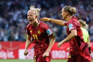 Deutschlands Stürmerin #11 Lea Schueller (L) feiert den vierten Treffer ihrer Mannschaft mit Deutschlands Mittelfeldspielerin #19 Klara Buehl während des UEFA Women's Nations League - Liga A, Gruppe A1 - Fußballspiels zwischen Deutschland und den Niederlanden in Bremen, Norddeutschland, am 30. Mai 2025. (Foto: Focke Strangmann / AFP)