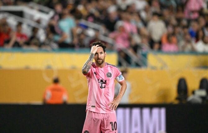 Lionel Messi, der argentinische Stürmer Nr. 10 von Inter Miami, gestikuliert während des Fußballspiels der Gruppe A der Klub-Weltmeisterschaft 2025 zwischen dem ägyptischen Verein Al-Ahly und dem US-amerikanischen Verein Inter Miami im Hard Rock Stadium in Miami am 14. Juni 2025. (Foto: PATRICIA DE MELO MOREIRA / AFP)