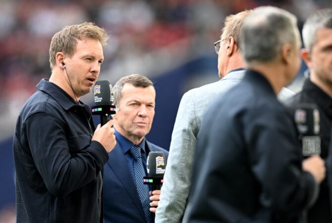 Deutschlands Cheftrainer Julian Nagelsmann (L) steht neben der deutschen Fußballlegende Lothar Matthäus (2.v.l.) bei einem Interview vor dem Spiel um Platz 3 der UEFA Nations League zwischen Deutschland und Frankreich in Stuttgart, Südwestdeutschland, am 8. Juni 2025. (Foto: THOMAS KIENZLE / AFP)