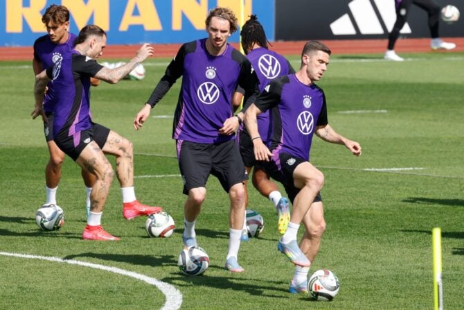 Die deutschen Spieler, darunter der neue Stürmer #11 Nick Woltemade (C), wärmen sich während einer Trainingseinheit in Herzogenaurach, Süddeutschland, am 30. Mai 2025 auf, um sich auf das Halbfinale der UEFA Nations League gegen Portugal am 4. Juni vorzubereiten. (Foto: Michaela STACHE / AFP)