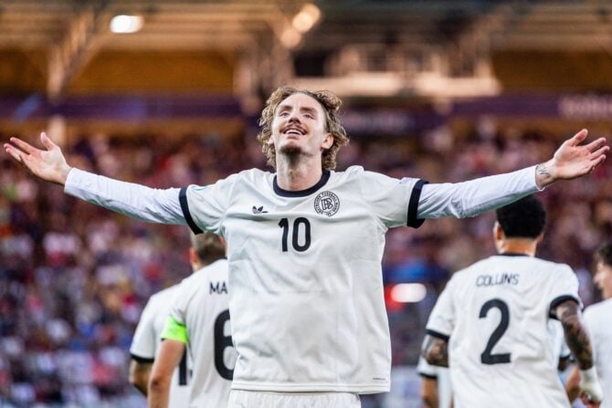 Der deutsche Stürmer Nick Woltemade (Nr. 10) jubelt nach seinem Treffer zum 2:0 während des Halbfinalspiels der UEFA-U21-Europameisterschaft zwischen Deutschland und Frankreich in Kosice, Slowakei, am 25. Juni 2025. (Foto: Branislav Racko / AFP)