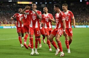 Bayern Münchens französischer Mittelfeldspieler #17 Michael Olise (L) feiert den zweiten Treffer seiner Mannschaft während des Fußballspiels der FIFA Klub-Weltmeisterschaft 2025 Gruppe C zwischen Bayern München und den Boca Juniors aus Argentinien im Hard Rock Stadium in Miami am 20. Juni 2025. (Foto: Patricia DE MELO MOREIRA / AFP)